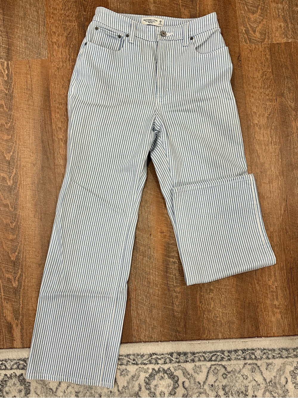 Abercrombie & Fitch High-Rise Relaxed Jeans - Light Blue & White - Picture 2 of 4